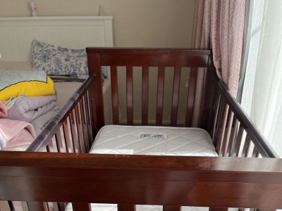 婴儿床和换尿布台子